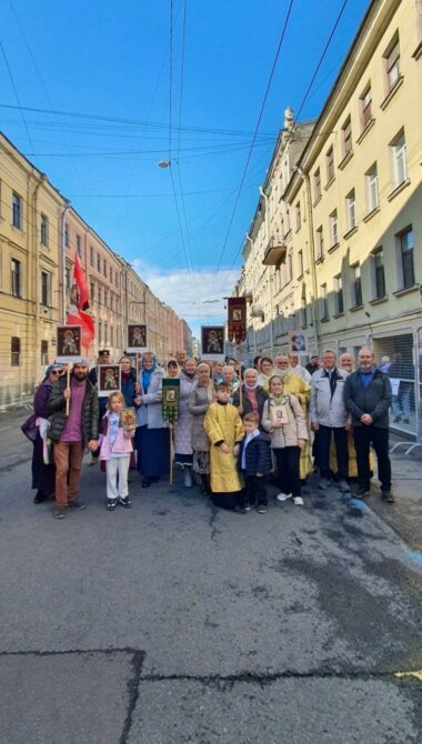 Наши прихожане прошли крестным ходом по Невскому проспекту