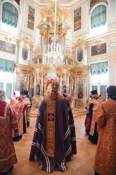 Епископ Петергофский Силуан совершил молебен в Церковном Павильоне Большого Меншиковского дворца